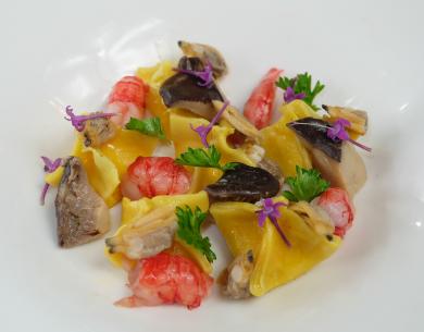 Pasta con gamberi, funghi e fiori, un'esplosione di colori e sapori.