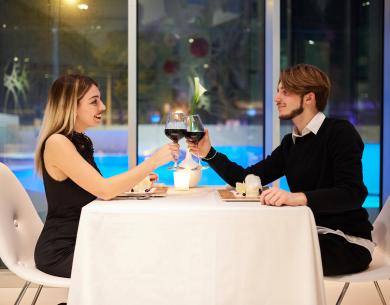 Coppia brinda a cena romantica in ristorante elegante.