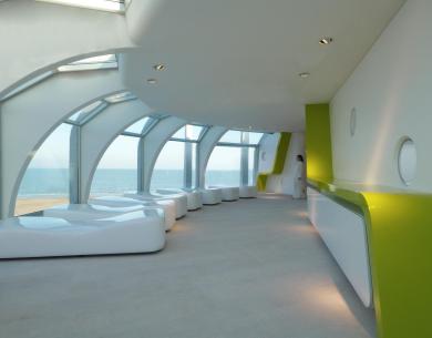 Moderne Zimmer mit Meerblick, weiße Möbel und grüne Wände.