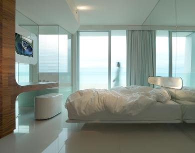 Modernes Zimmer mit schwebendem Bett und Meerblick.