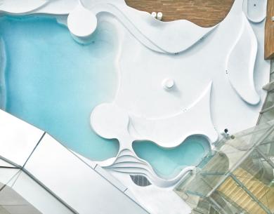 Futuristischer Pool, fließende Formen, elegantes Design, vermitteln Ruhe.