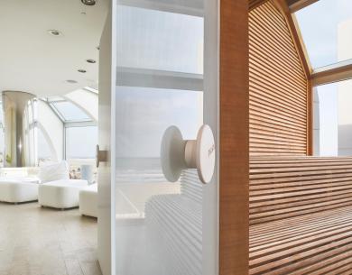 Modernes Interieur mit Meerblick und Entspannungsbereich.