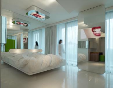 Chambre moderne avec miroirs et décorations lumineuses.