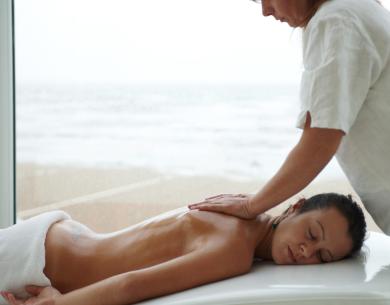 Massage relaxant avec vue sur la mer.