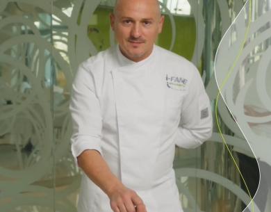 Chef con cloche in cucina moderna.
