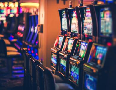 Macchine da gioco illuminate in un casinò.
