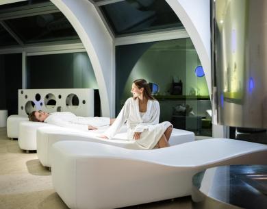 Due persone rilassate in una spa moderna.