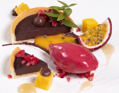 Dessert con cioccolato, frutti tropicali e sorbetto.