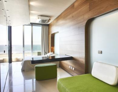 Elegantes Zimmer mit Meerblick und modernen Möbeln.