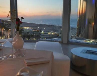 Cena romantica con vista sul mare al tramonto.