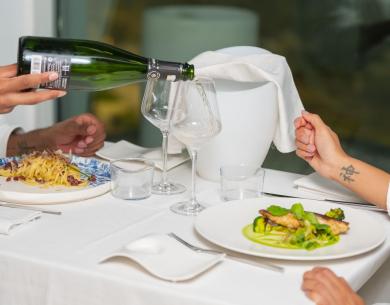 Cena romantica con vino e piatti gourmet.