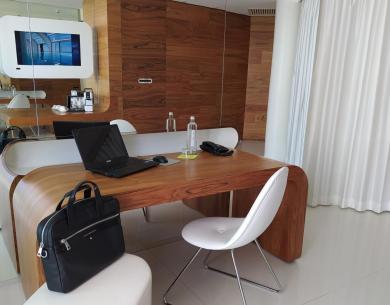 i-suite fr smart-working-a-rimini-dans-une-suite-design-hotel-5-etoiles-vue-mer 011