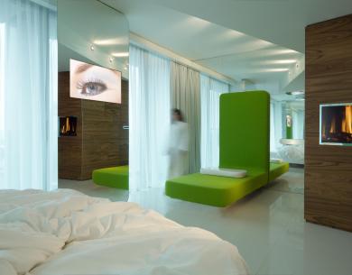 Moderno interno con camino e arredo verde.