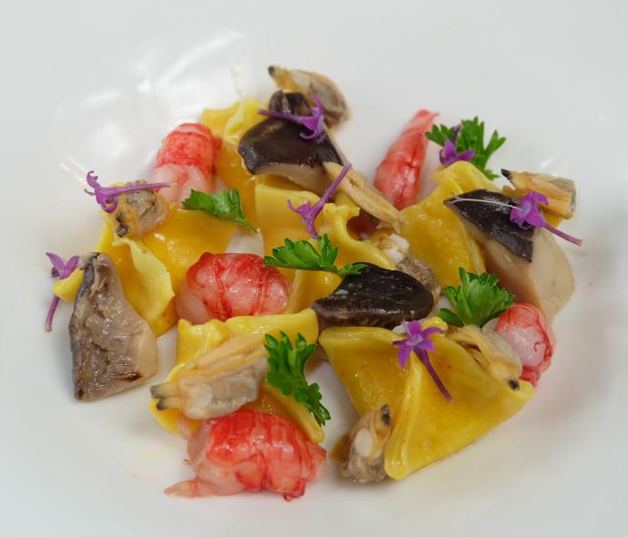 Pasta con gamberi, funghi e fiori, un'esplosione di colori e sapori.