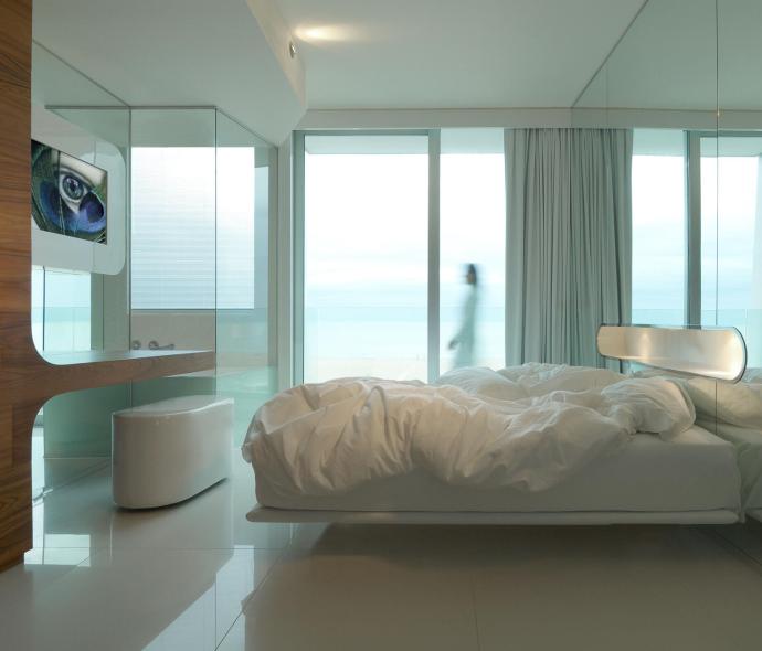 Modernes Zimmer mit schwebendem Bett und Meerblick.