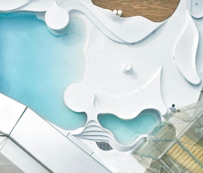 Futuristischer Pool, fließende Formen, elegantes Design, vermitteln Ruhe.