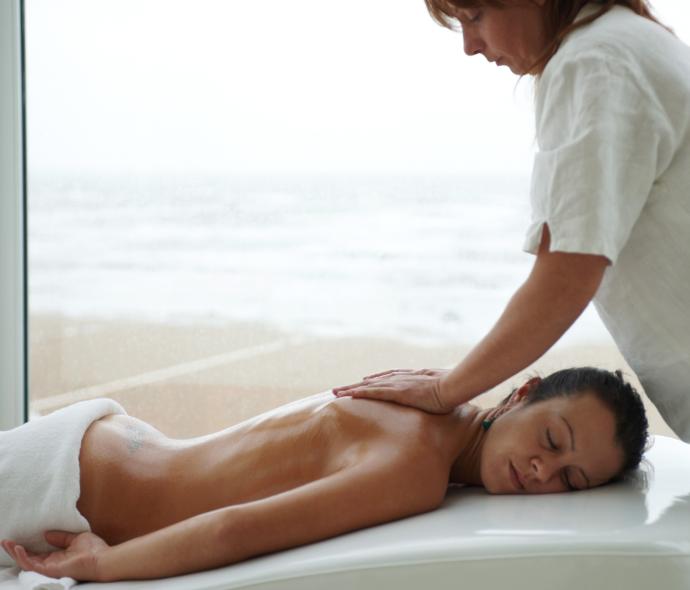 Massage relaxant avec vue sur la mer.