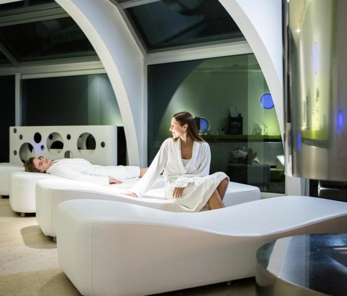 Due persone rilassate in una spa moderna.