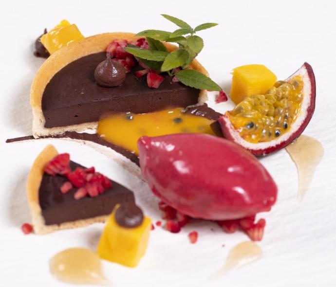 Dessert con cioccolato, frutti tropicali e sorbetto.