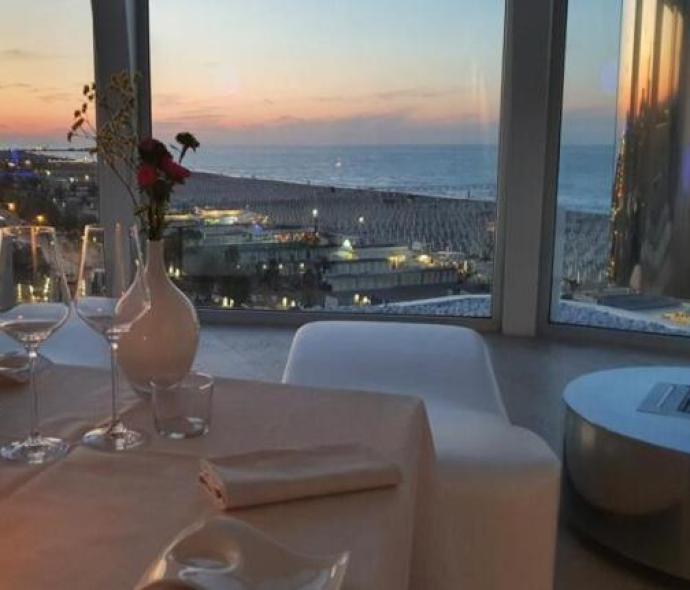 Cena romantica con vista sul mare al tramonto.