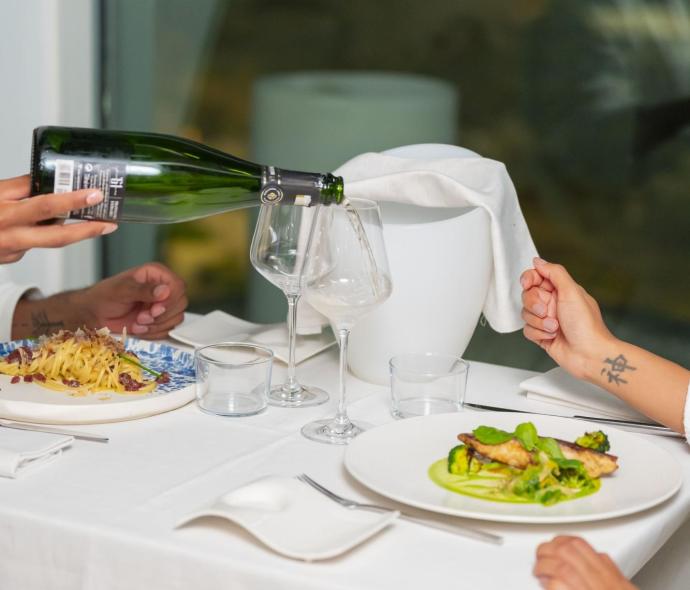 Cena romantica con vino e piatti gourmet.