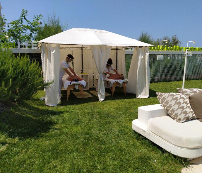 i-suite en wellness-center-rimini-with-refreshing-massage-after-sun-exposure 005
