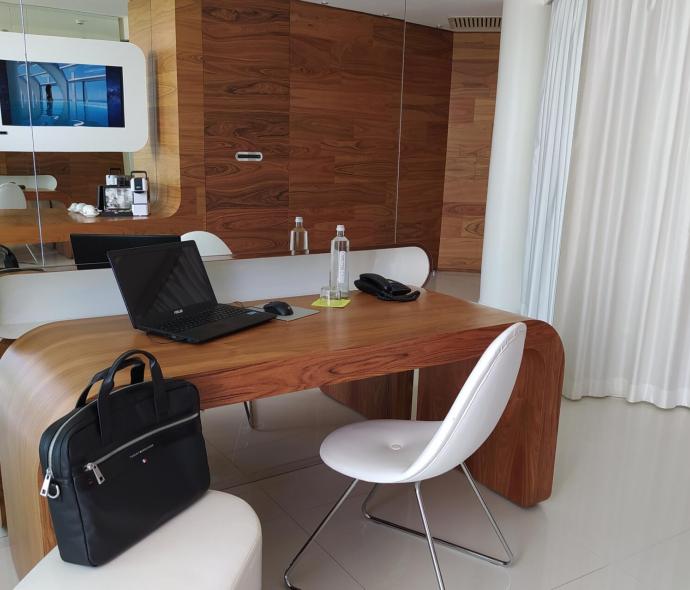 i-suite fr smart-working-a-rimini-dans-une-suite-design-hotel-5-etoiles-vue-mer 006
