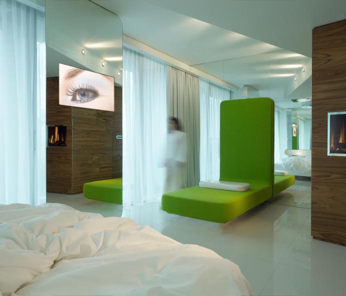 Moderno interno con camino e arredo verde.