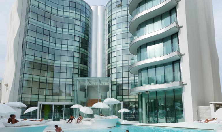 Modernes Hotel mit Pool und eleganter Architektur.