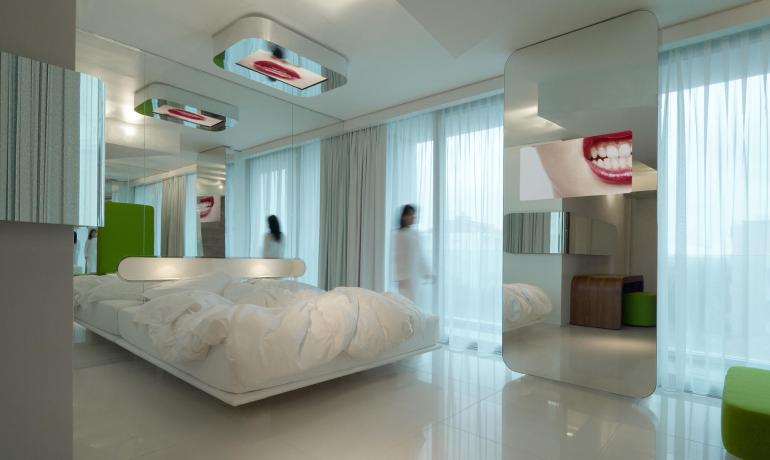 Modernes Zimmer mit Spiegeln und Lippen-Dekorationen.