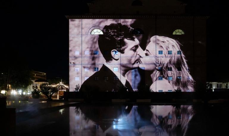 Proiezione di un bacio su un edificio di notte.