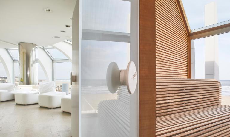 Interno moderno con vista sul mare e area relax.