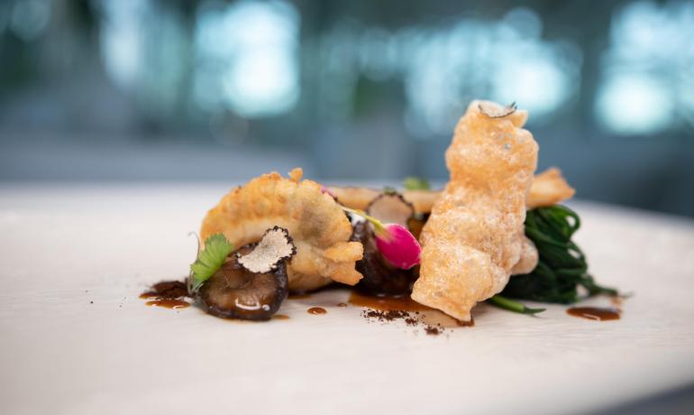 Piatto gourmet con tartufo, funghi e tempura.