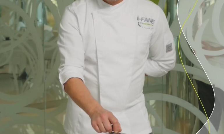 Chef con cloche in cucina moderna.