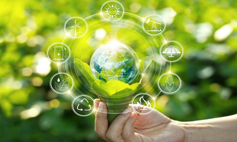 Nachhaltige Energiesymbole um eine Hand, die den Planeten Erde hält.