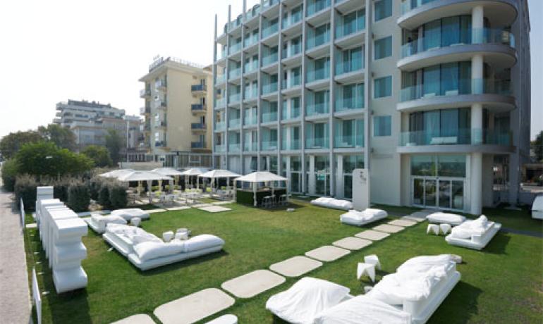 Modernes Hotel mit grünem Garten, Entspannung und Luxus am Meer.