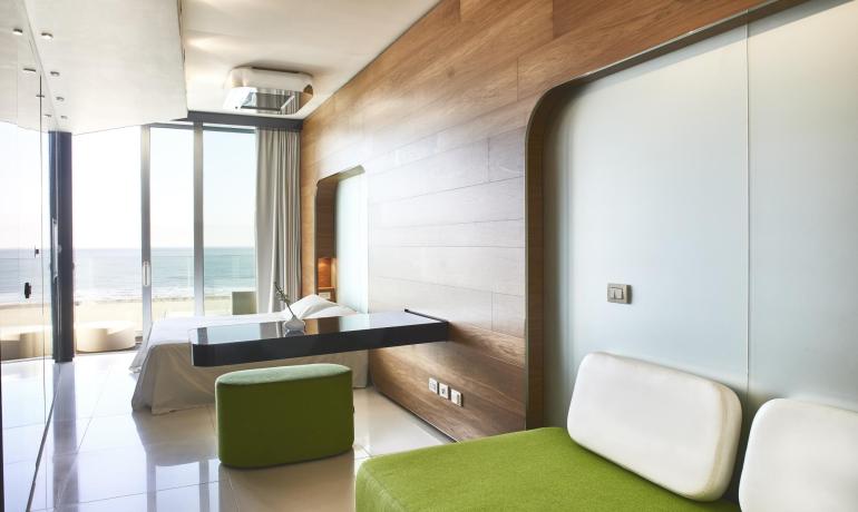 Elegantes Zimmer mit Meerblick und modernen Möbeln.