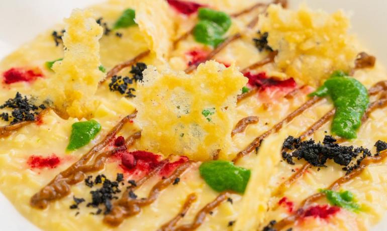 Risotto gourmet avec décorations colorées et croustillantes.