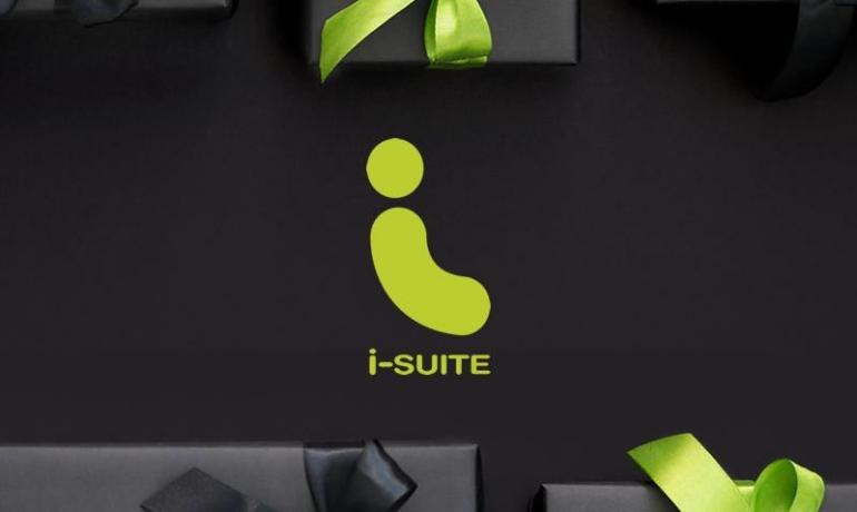 Pacchi regalo neri con nastri verdi e logo i-SUITE.