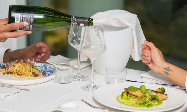 Cena romantica con vino e piatti gourmet.