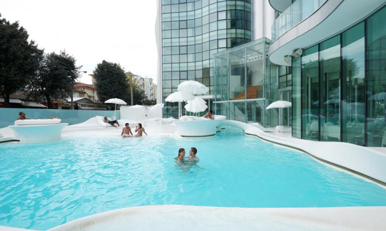 i-suite it offerta-ponte-2-giugno-rimini-design-hotel-5-stelle-con-piscina-esterna 015