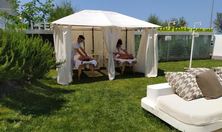 i-suite en wellness-center-rimini-with-refreshing-massage-after-sun-exposure 015