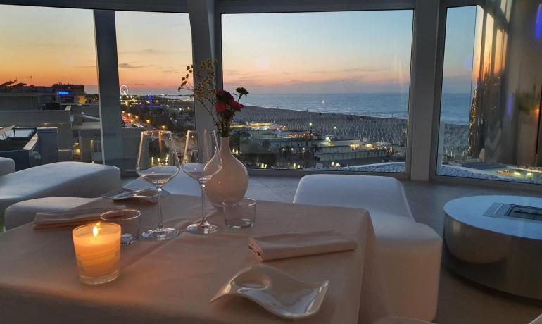 Romantisches Abendessen mit Meerblick bei Sonnenuntergang.