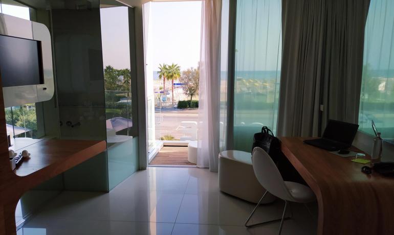 i-suite it smart-working-a-rimini-in-suite-di-desing-hotel-5-stelle-vista-mare 015