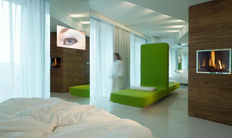 Modernes Interieur mit Kamin und grünen Möbeln.