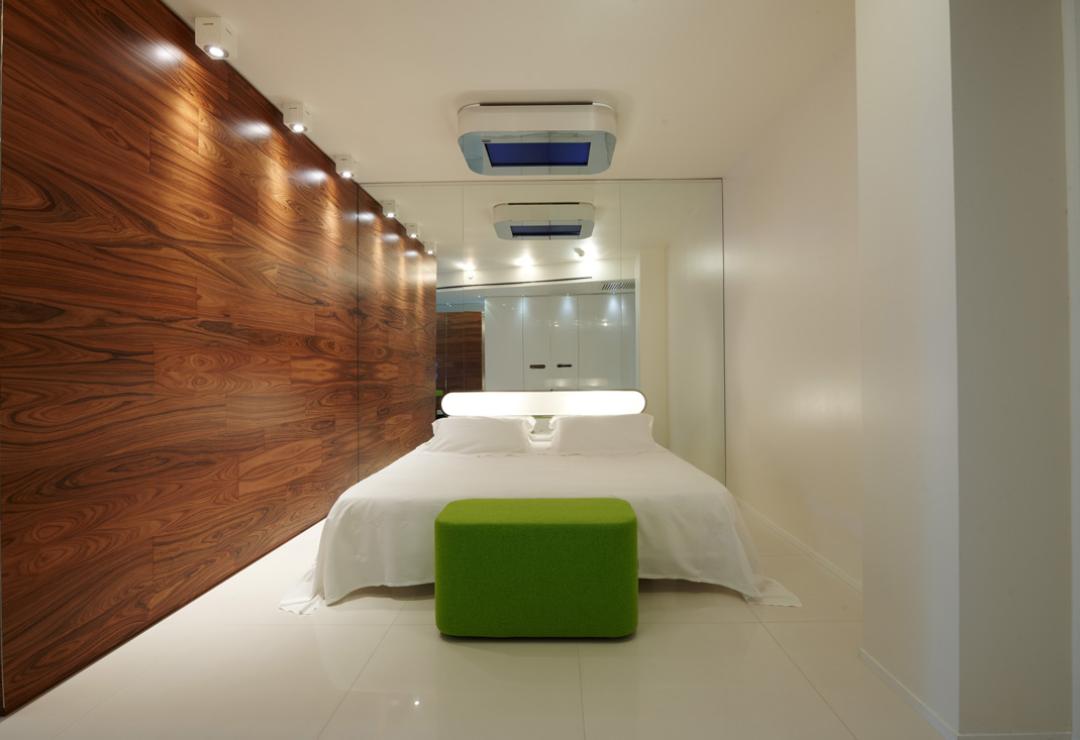 Modern room with wooden walls and bright details, elegant and relaxing atmosphere.