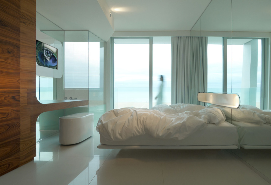 Chambre moderne avec vue sur mer, ambiance sereine et minimaliste.