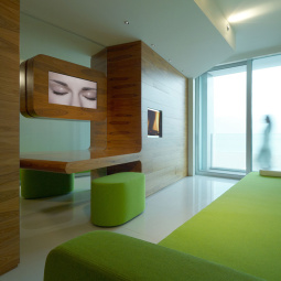 Intérieur moderne en bois et vert, ambiance sereine et lumineuse.