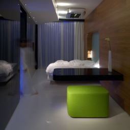 Chambre moderne, éclairage doux, décor minimaliste, ambiance relaxante et accueillante.