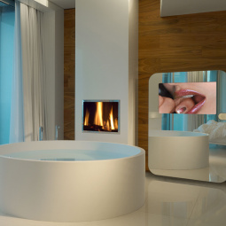 Elegante bagno moderno con vasca, camino e vista mare.